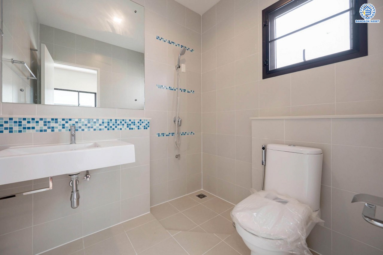 คฤหาสน์สุดหรู ดีไซน์สุด Luxury ติดถนนบรมราชชนนี โครงการ เดอะแกรนด์ ปิ่นเกล้า หลังมุม บนเนื้อที่ถึง 111.6 ตร.ว. ฟังก์ชัน 4 ห้องนอน 5 ห้องน้ำ 1 ห้องแม่บ้าน จอดรถได้ 2 คัน พร้อมบรรยากาศ Private บนทำเลเชื่อมต่อหลายเส้นทาง อาทิถนนบรมราชชนนี, ถนนพุทธมณฑลสาย3 ใกล้เซ็นทรัล ปิ่นเกล้า, ม.มหิดล และทางคู่ขนานลอยฟ้าบรมราชชนนี...